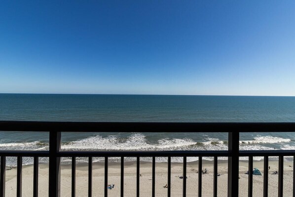 On the beach - Newly Renovated 10th Floor Oceanfront Room (Myrtle Beach)