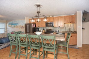 Kylskåp, mikrovågsugn, ugn och spishäll