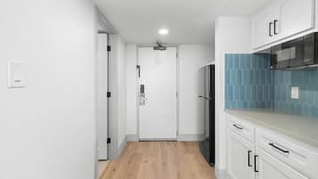 Jääkaappi, mikroaaltouuni, kahvin-/teenkeitin