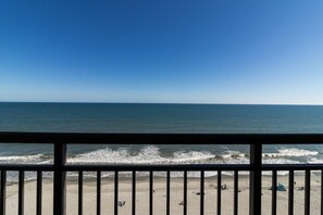 On the beach - Ocean Oasis 11th Floor Two Queen Oceanfront Room (Myrtle Beach)