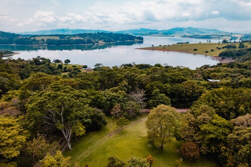 Sitio à Beira da Represa - Um Refúgio de Paz e Diversão