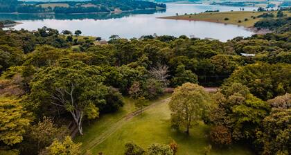 Sitio à Beira da Represa - Um Refúgio de Paz e Diversão