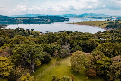 Sitio à Beira da Represa - Um Refúgio de Paz e Diversão
