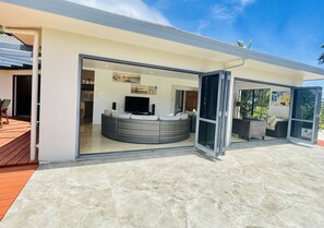 Terrace/patio - Red Hibiscus Luxury Home (Avarua)