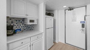Wasserkocher mit Kaffee-/Teezubehör, Kühlschrank, Mikrowelle, Esstisch