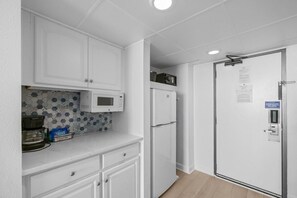 Refrigerador, microondas, cafetera/tetera, utensilios de cocina