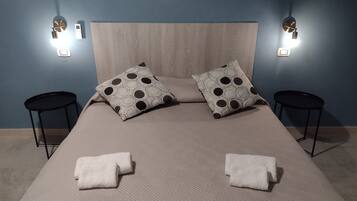 2 Schlafzimmer, BĂŒgeleisen/BĂŒgelbrett, Reisekinderbett, BettwĂ€sche