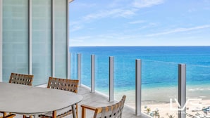 Un balcón con vista al océano y a la playa.