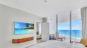 2 bedrooms, desk, iron/ironing board, WiFi