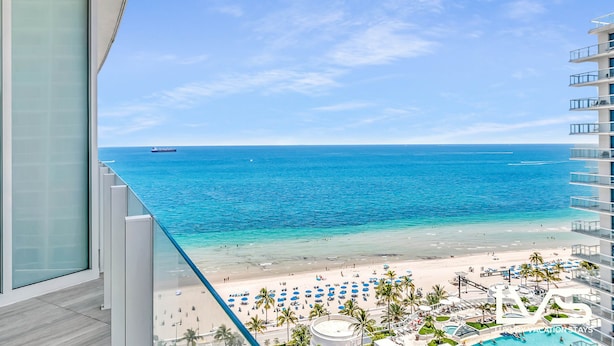 Un hotel frente a la playa con piscina, acceso directo a la playa y vistas al océano.