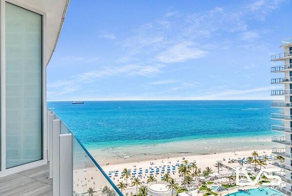 On the beach - LVS Four Seasons Private LUXE Oceanview Residence (Fort Lauderdale)