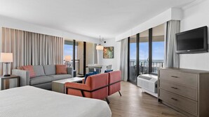Hotellihuoneessa on suuri sänky, sohva, työpöytä ja televisio. Huoneesta on pääsy parvekkeelle, jolta on näkymä.