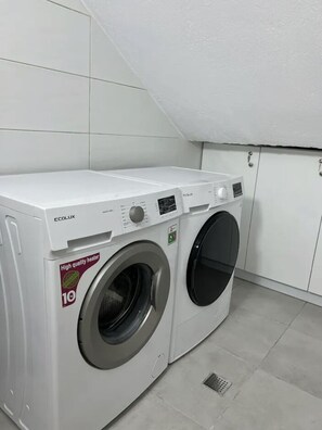 Deluxe Apartment | Bathroom | Bathtub, slippers, towels