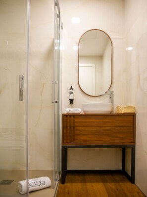 Designer toiletries, hair dryer, bidet, towels - Constance House (Marco de Canaveses)