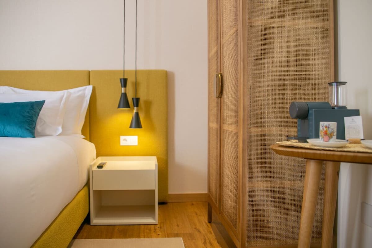 Standaard kamer | Een kluis op de kamer, individueel gedecoreerd, een bureau