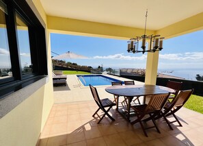 Outdoor dining - Villa Carpe Diem by Your Madeira Rentals (Estreito da Calheta)