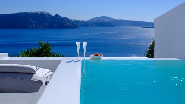 Traditional Villa, 2 Bedrooms, Private Plunge Pool, Caldera View | 2 عدّة غرف نوم وخزنة داخل الغرفة وستائر تعتيم وتجهيزات عازلة للصوت