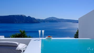 Traditional Villa, 2 Bedrooms, Private Plunge Pool, Caldera View | 2 soverom, safe på rommet, blendingsgardiner og lydisolert