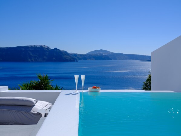 Traditional Villa, 2 Bedrooms, Private Plunge Pool, Caldera View | 2 Schlafzimmer, Zimmersafe, Verdunkelungsvorhänge