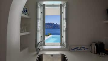 Traditional Villa, 2 Bedrooms, Private Plunge Pool, Caldera View | Vista dalla camera
