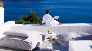 Traditional Villa, 2 Bedrooms, Private Plunge Pool, Caldera View | شرفة/رواق