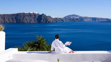 Traditional Villa, 2 Bedrooms, Private Plunge Pool, Caldera View | Terrasse/patio