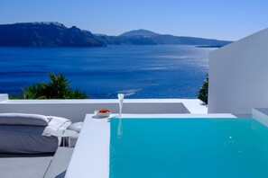 Traditional Villa, 2 Bedrooms, Private Plunge Pool, Caldera View | 2 soverom, safe på rommet, blendingsgardiner og lydisolert