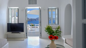 Traditional Villa, 2 Bedrooms, Private Plunge Pool, Caldera View | تلفاز
