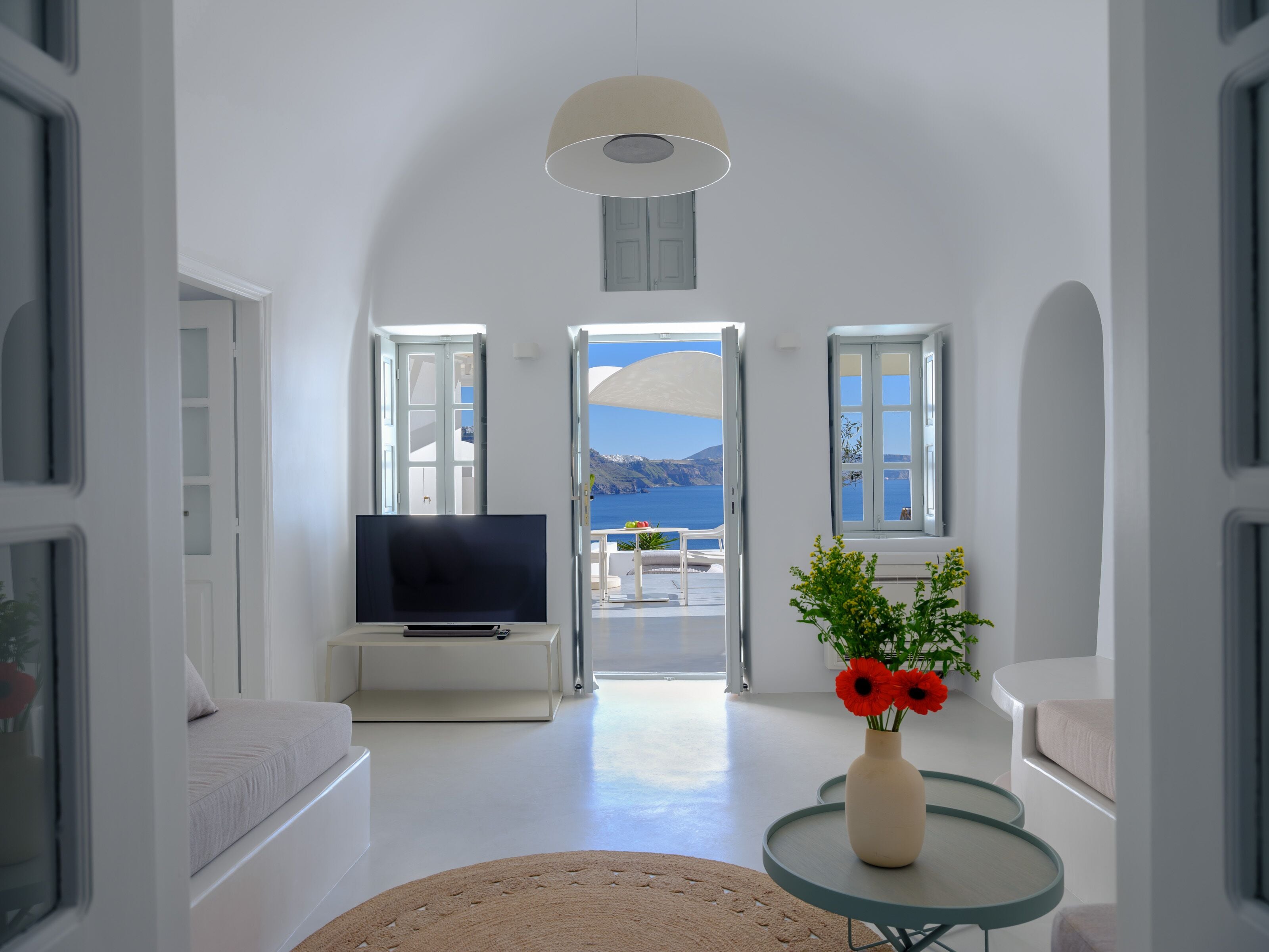 Traditional Villa, 2 Bedrooms, Private Plunge Pool, Caldera View | Área de estar | Smart TV 42 polegadas com canais a cabo