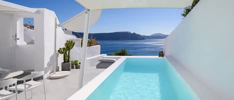 Traditional Villa, 2 Bedrooms, Private Plunge Pool, Caldera View | Living area