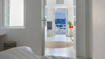 Traditional Villa, 2 Bedrooms, Private Plunge Pool, Caldera View | 2 soverom, safe på rommet, blendingsgardiner og lydisolert