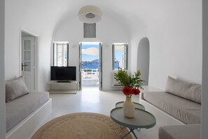 Traditional Villa, 2 Bedrooms, Private Plunge Pool, Caldera View | Vue de la chambre