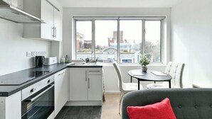 Kaffetrakter/tekoker, kjøleskap, ovn og kokeplater