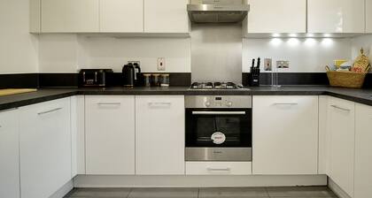 Reading Close to all amenities/Sleeps 8/w/Parking