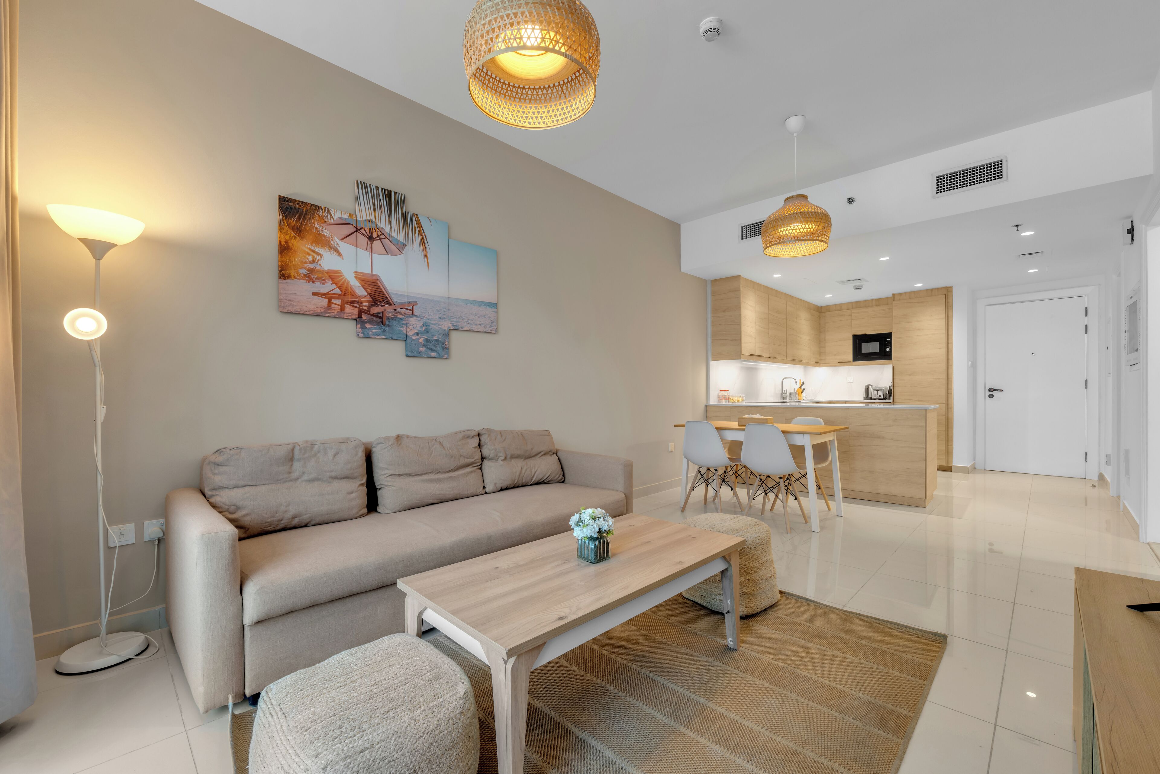 50 インチのスマートテレビ (ケーブル放送視聴可)、Netflix、ストリーミングサービス