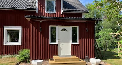 Das Erikstorp: 85qm Schwedenhaus, mit Booten, Tischtennis, Dart! 15km Vimmerby