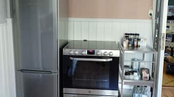 Geladeira, micro-ondas, fogão, cooktop