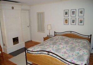 3 bedrooms, iron/ironing board, travel cot, free WiFi