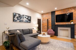 Smart TV, books, offices - The Buckeye Retreat Mansion (Columbus)