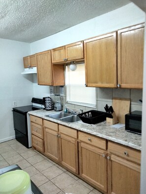 冷蔵庫、電子レンジ、オーブン、コンロ