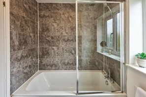 SĂšche-cheveux, serviettes fournies, savon, papier toilette