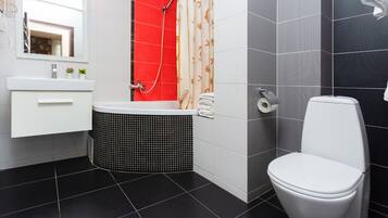 Apartment | Bathroom | Shower, hair dryer, towels, soap