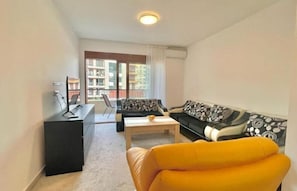 Classic Apartment | Living area | 32-inch LCD TV with cable channels - Redondo (Budva)