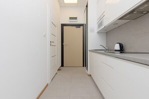 Microwave, dishwasher, cookware/dishes/utensils - Comfy & Spaciuos Studio by Renters (Warsaw)