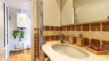 Standard Studio | Bathroom | Shower, rainfall showerhead, free toiletries, hair dryer