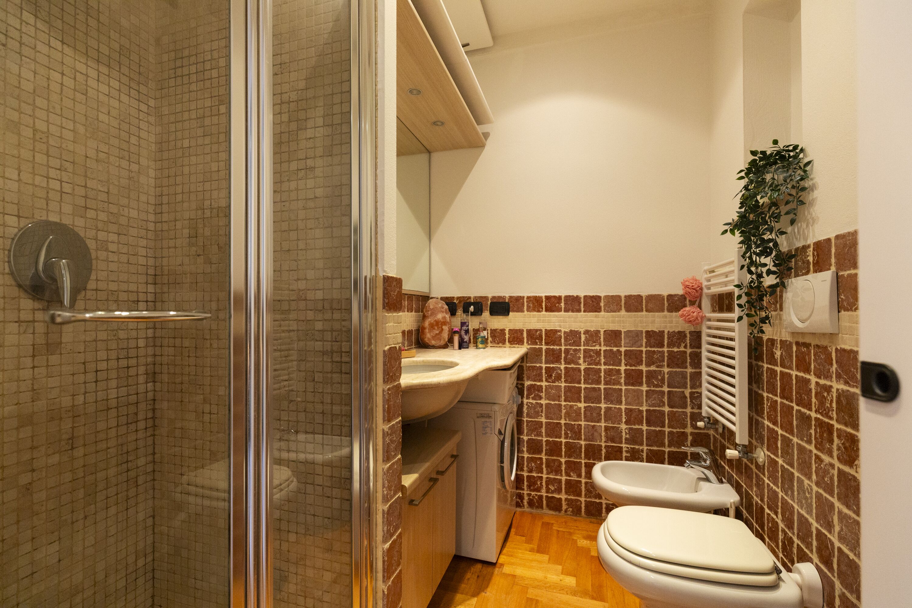 Une petite salle de bain comprenant une douche, un lavabo et des toilettes.