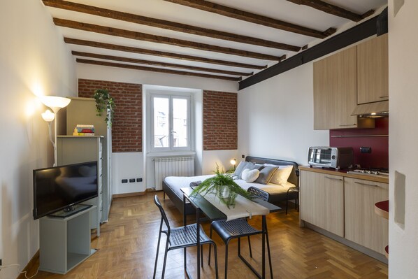 Tabla de planchar con plancha, wifi gratis y ropa de cama 