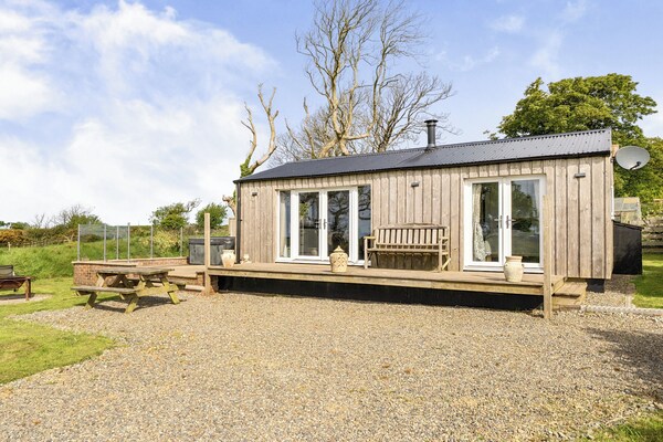 Romantic Hot Tub Lodge , Stunning Views - Pembrokeshire