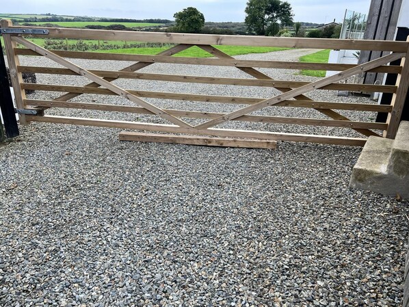 Property grounds - Romantic Hot Tub Lodge , Stunning Views (Haverfordwest)