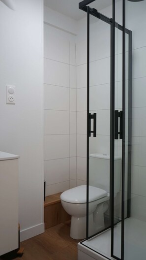 Douche, sèche-cheveux, serviettes fournies